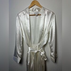 Morgan Taylor Intimate’s women’s white pearl satin sleepwear robe